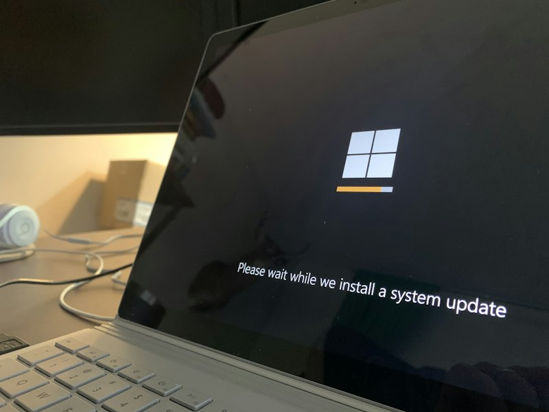 Écran d'un ordinateur portable pendant l'installation d'une mise à jour Windows